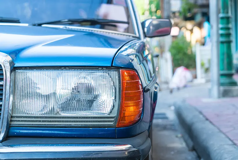 Blauer Mercedes Benz beim Autoankauf